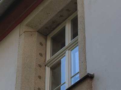096  Juni 2015 Die verputzten Löcher in der Mauer sind von den Gitterstäben des ehemaligen Gefängnis.